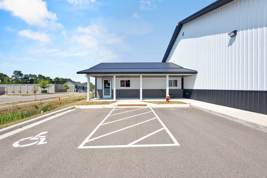 More Photos Of 390 Progress Dr, Cottage Grove Veterinarian Kennel For Sale