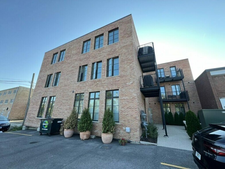 More Photos Of 1401 N Western Ave, Lake Forest Apartments For Sale