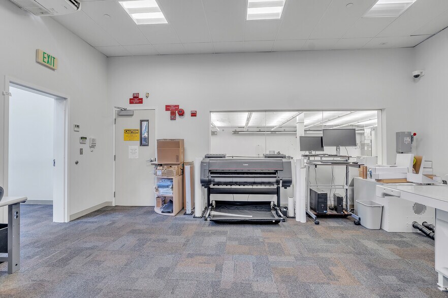 More Photos Of 45 Bartlett St, Marlborough Light Manufacturing For Lease