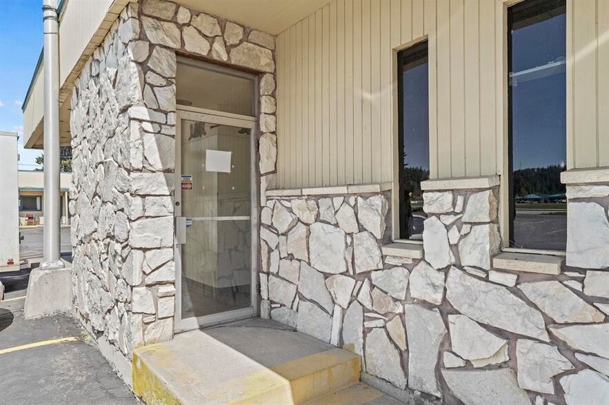 More Photos Of 924 W Highway 2, Newport Hotel For Sale