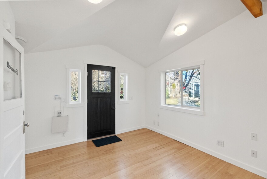 More Photos Of 15 NW Franklin Ave, Bend Office For Sale