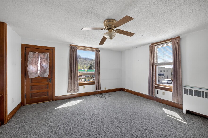 More Photos Of S101 S Main St, Nelson General Retail For Sale
