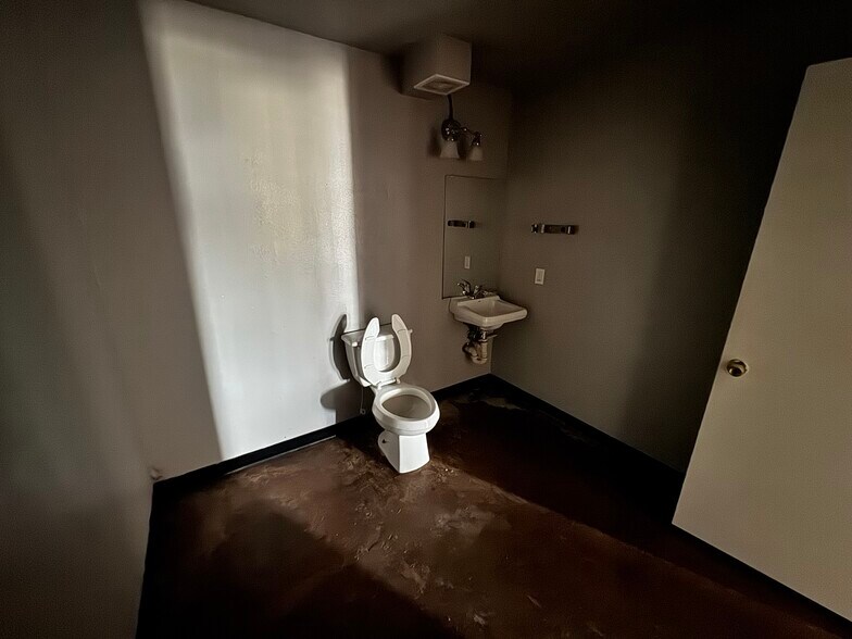 More Photos Of 121 Main, Quinlan Storefront For Lease