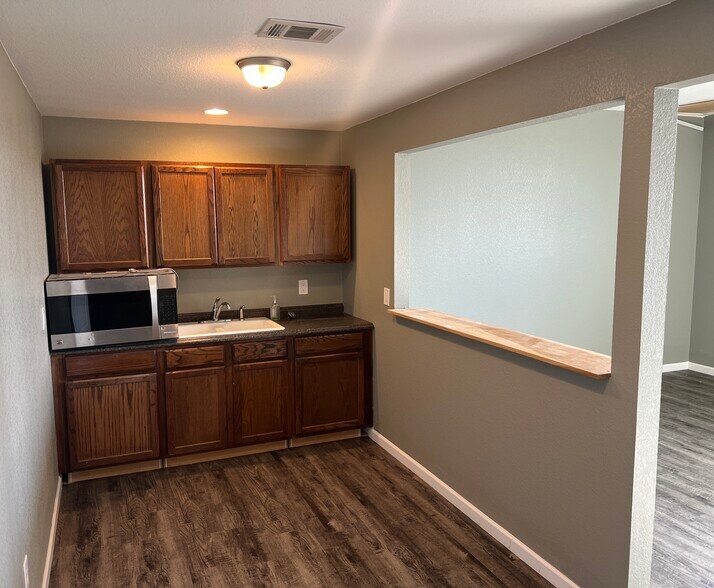 More Photos Of 15014 Iowa St, Austin Industrial For Sale