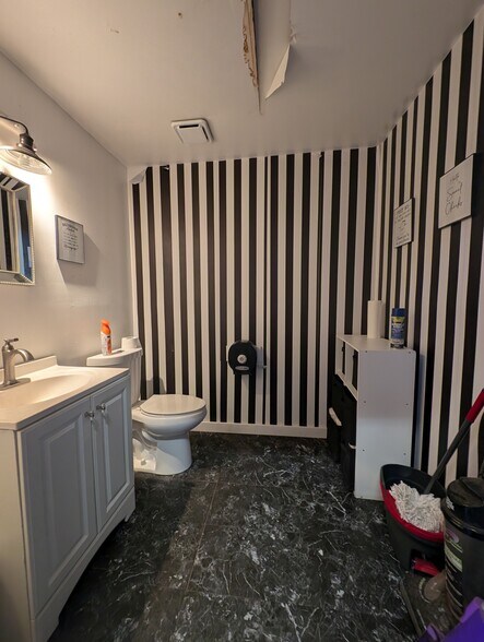 More Photos Of 861 SW Lakehurst Dr, Port Saint Lucie Distribution For Sale