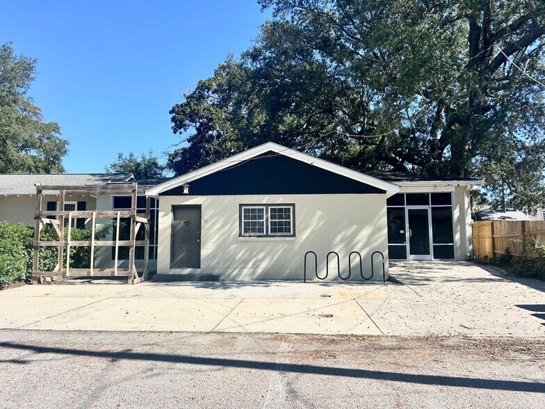 More Photos Of 118 May Ln, Mount Pleasant Storefront Retail Office For Sale