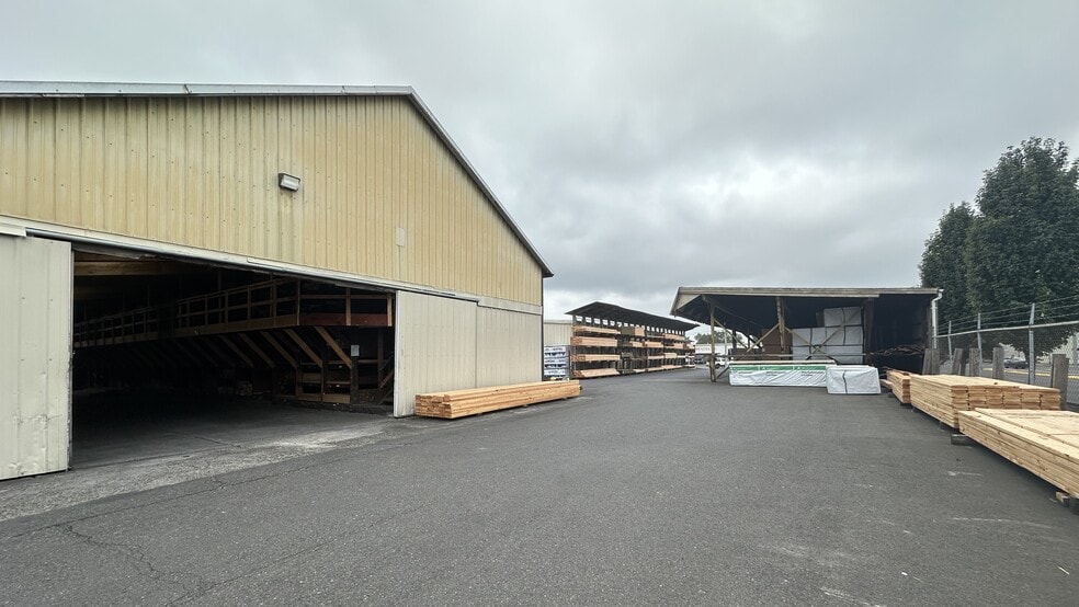 More Photos Of 642 Commerce Ave, Longview Lumberyard For Lease