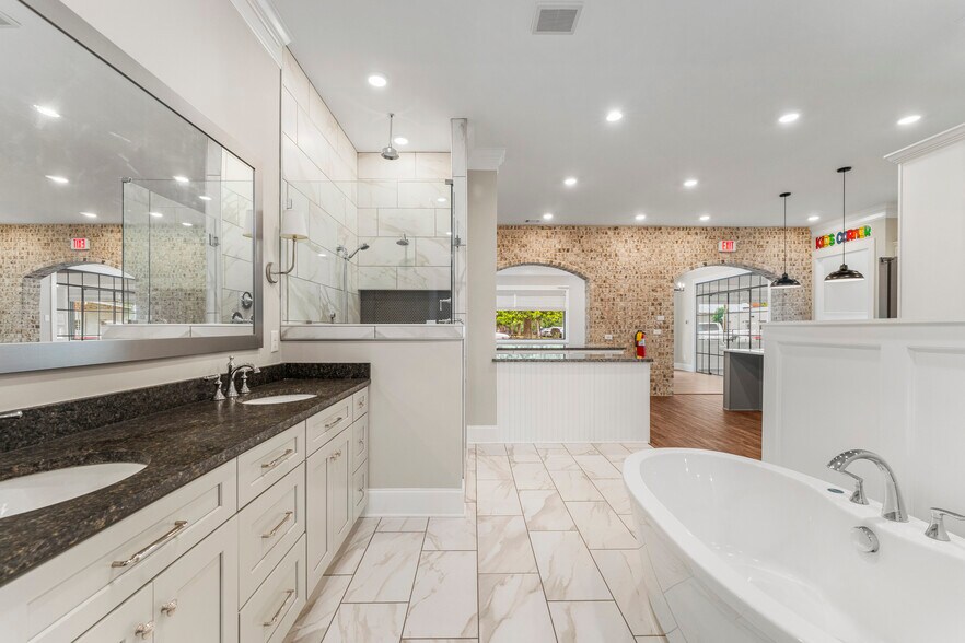More Photos Of 102 S College St, Hamilton Flex For Sale