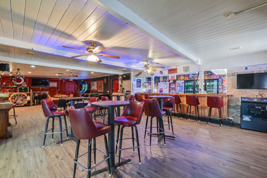 More Photos Of 2451 SE Highway 41, Morriston Bar For Sale
