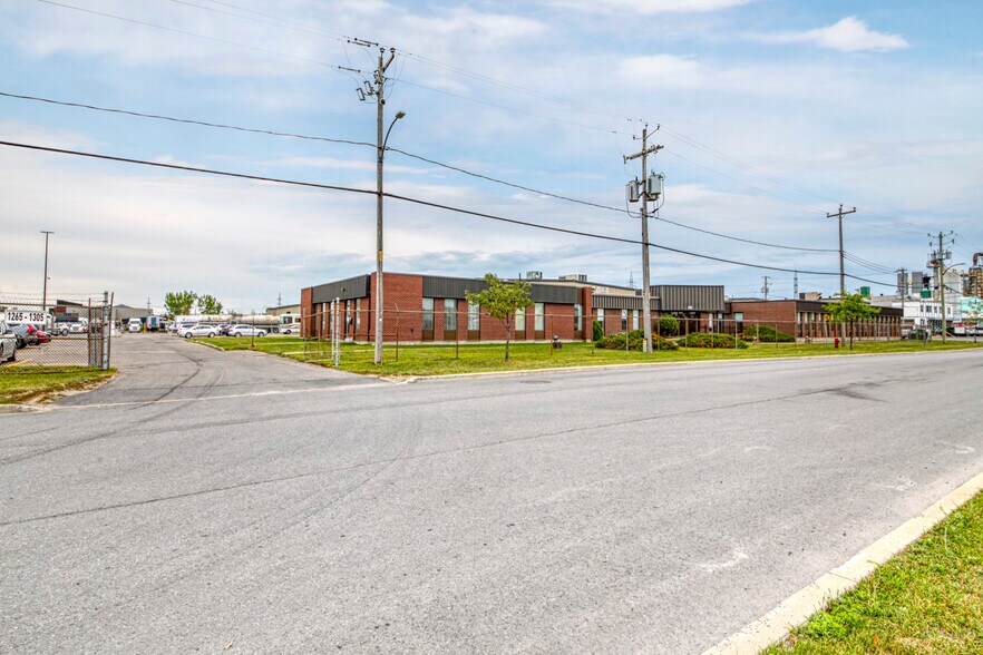 More Photos Of 1265-1325 Rue Industrielle, La Prairie Warehouse For Lease