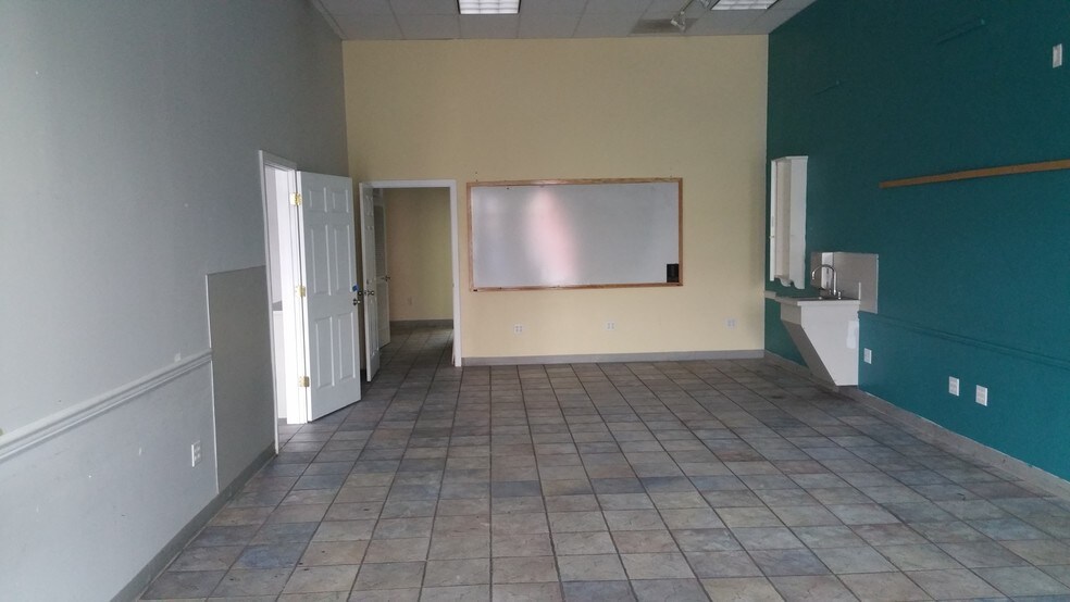 More Photos Of 607 SE Everett Mall Way, Everett General Retail For Lease