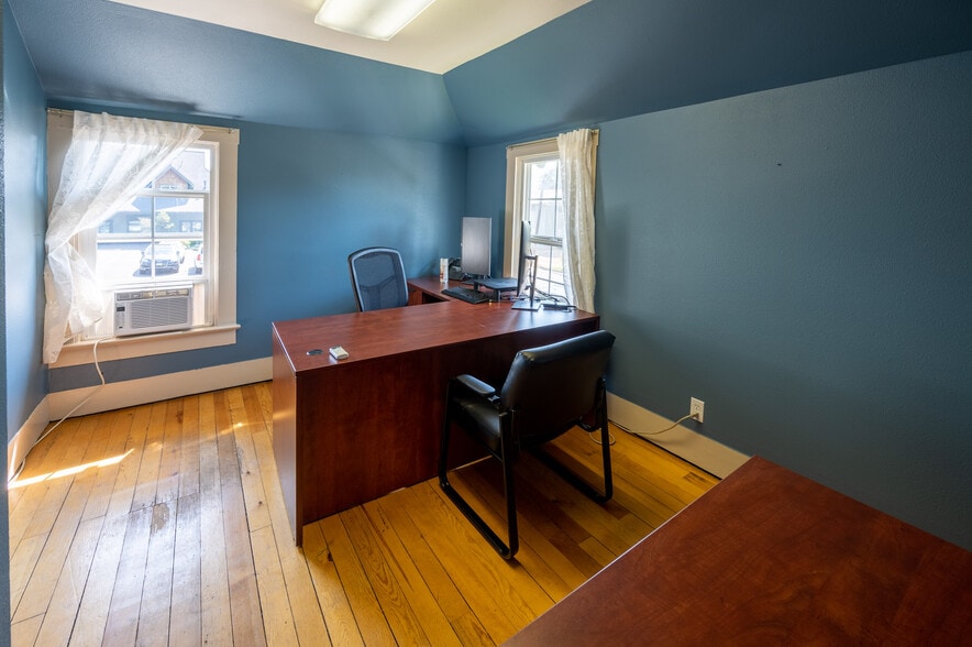 More Photos Of 636 NW Cedar Ave, Redmond Office For Lease