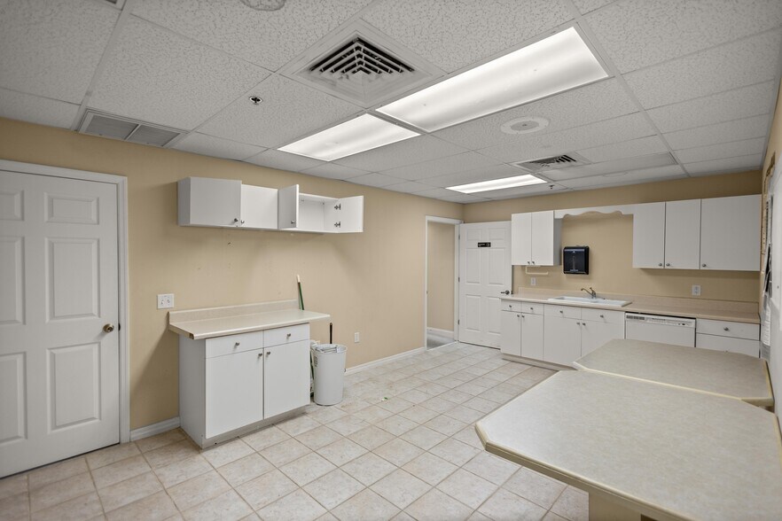 More Photos Of 1211 SW 17th St, Ocala Freestanding For Lease