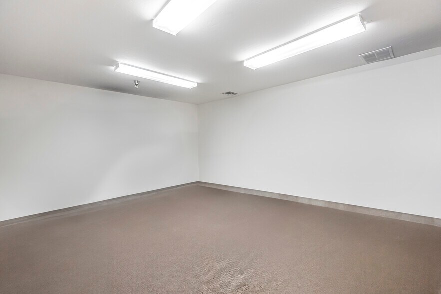 More Photos Of 12155 Metro Pky, Fort Myers Showroom For Lease
