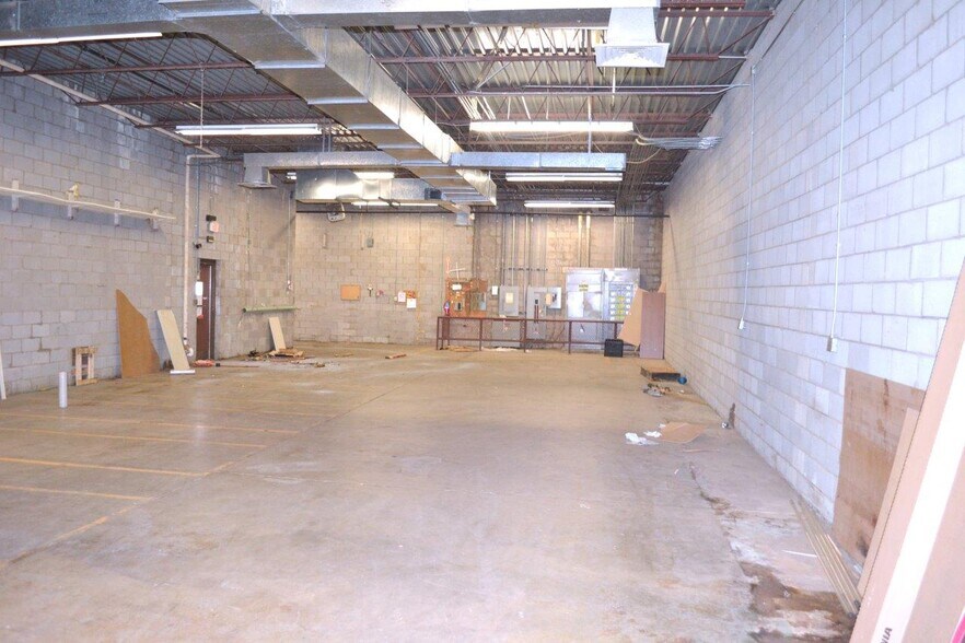 More Photos Of 539 Valley Dr, Oceana Storefront For Lease