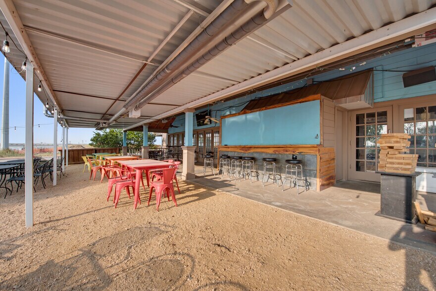 More Photos Of 5812 N Interstate 35, Denton Restaurant For Lease