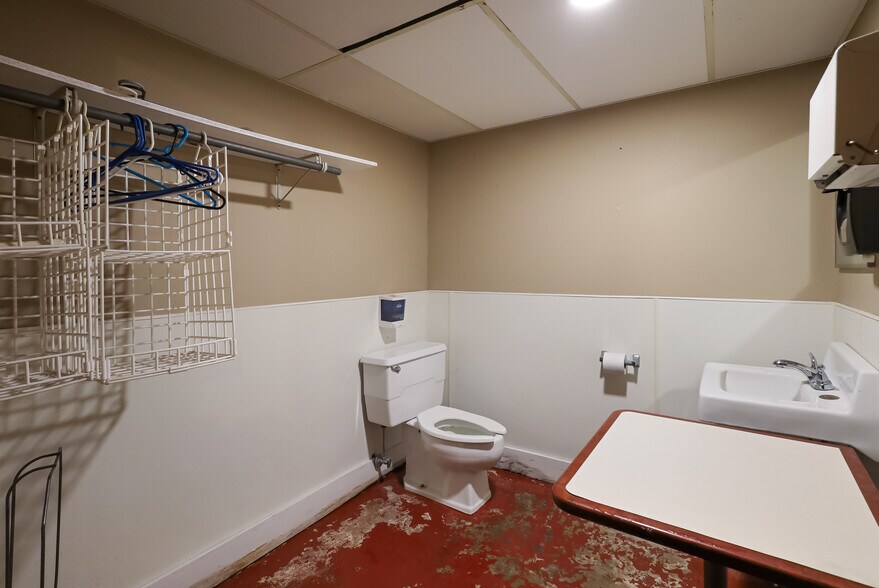 More Photos Of 2604 Custer St, Manitowoc General Retail For Sale