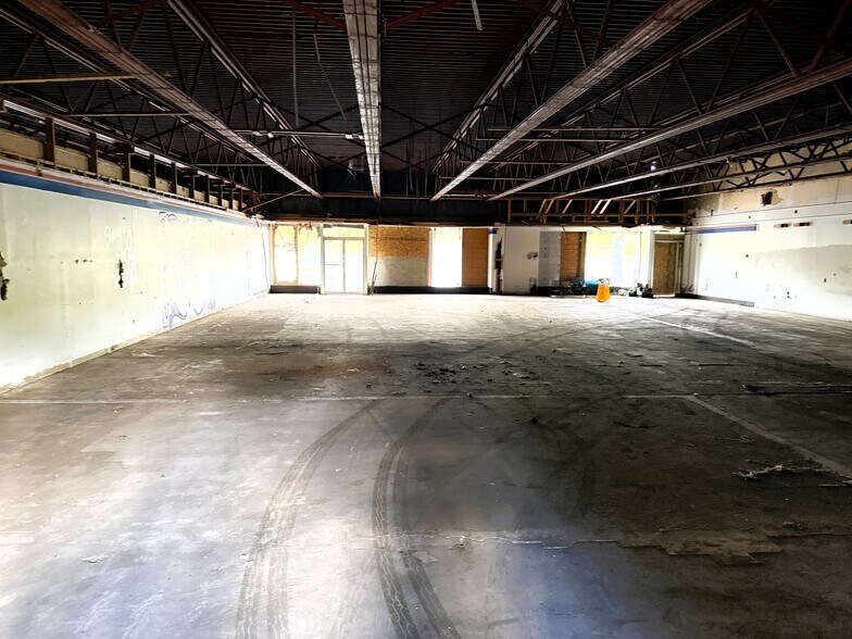 More Photos Of 3402 Richfield Rd, Flint Freestanding For Lease