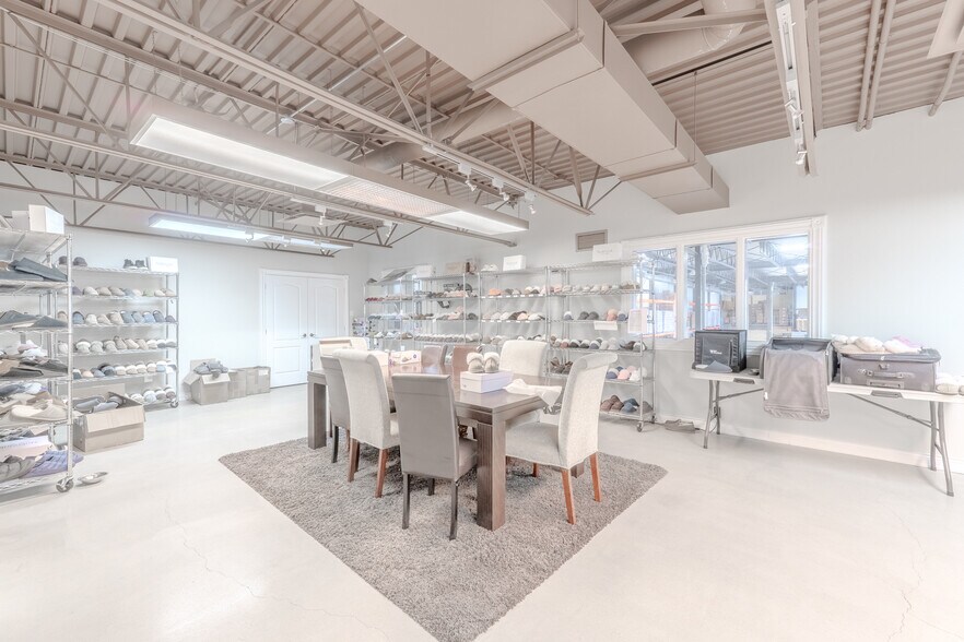 More Photos Of 2686 Ch de la Petite-Côte, Laval Light Distribution For Sale