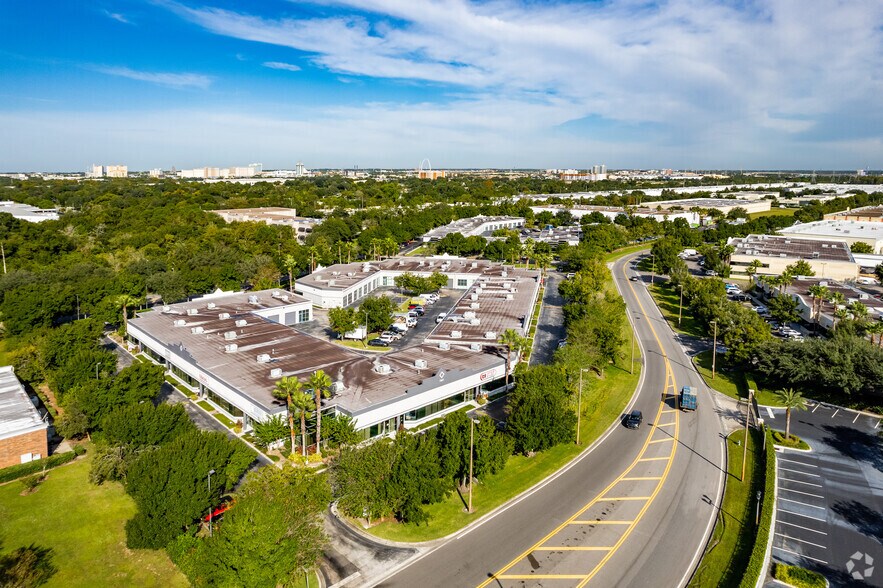 More Photos Of 7901 Kingspointe Pky, Orlando Showroom For Sale