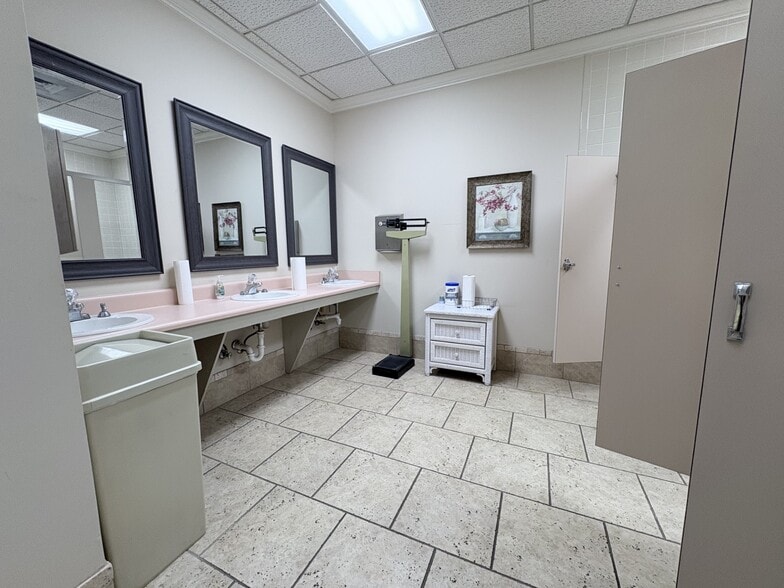 More Photos Of 1717 Russell Pky, Warner Robins Office For Sale