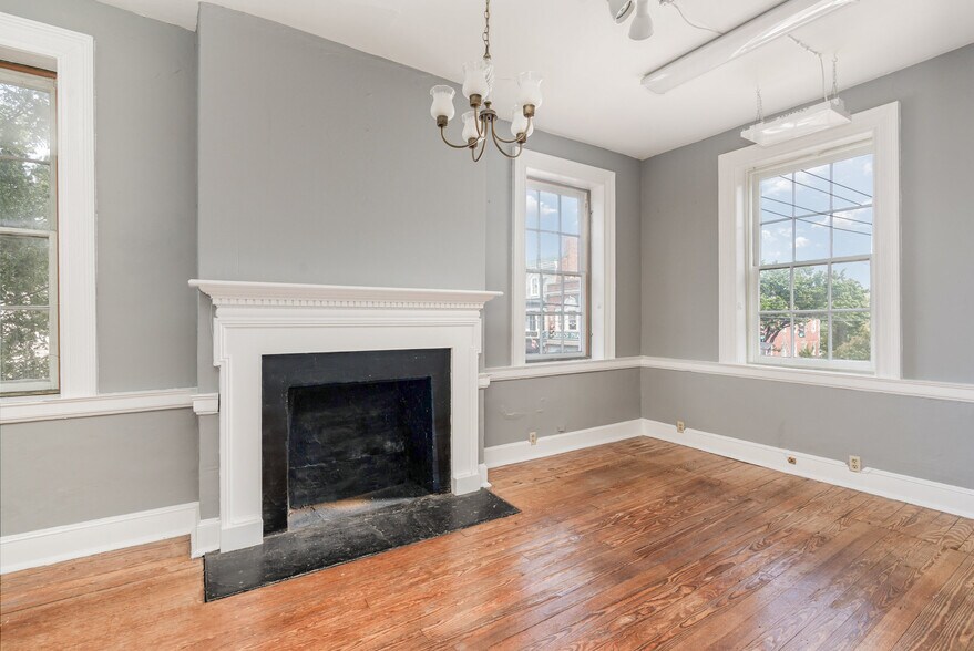 More Photos Of 826 Caroline St, Fredericksburg Storefront Retail Office For Lease