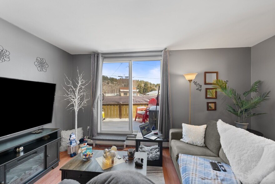 More Photos Of 29 Laren St, Wahnapitae Apartments For Sale