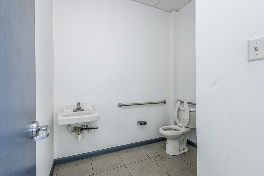 More Photos Of 13806 N Unitec Dr, Laredo Warehouse For Lease