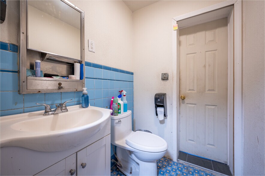 More Photos Of 312 E 14th St, Anderson Auto Repair For Sale