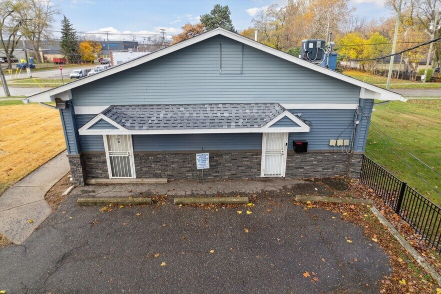 More Photos Of 22610 Rosewood St, Oak Park Office Residential For Sale