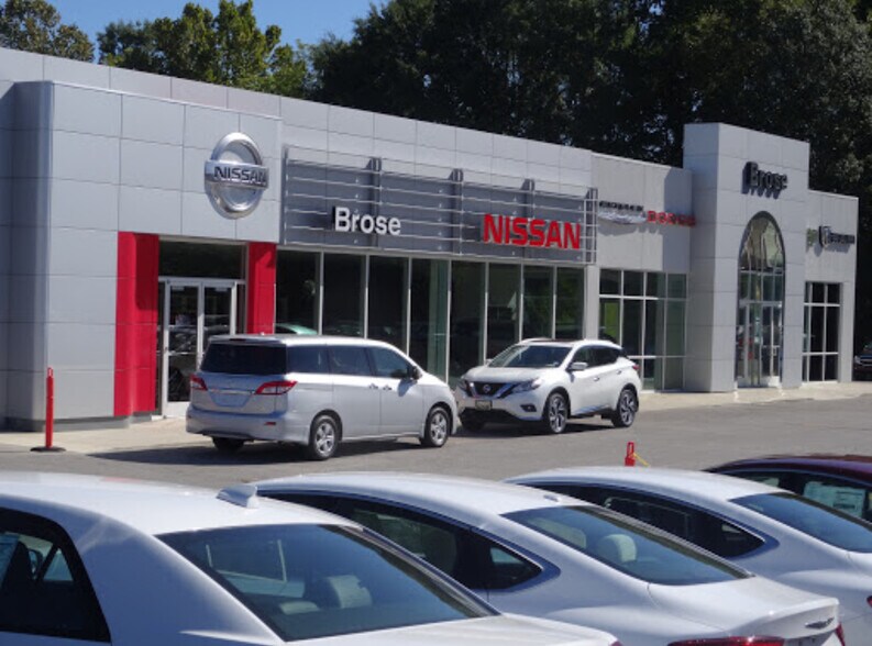 Primary Photo Of 813 S Parkway St, Corinth Auto Dealership For Sale