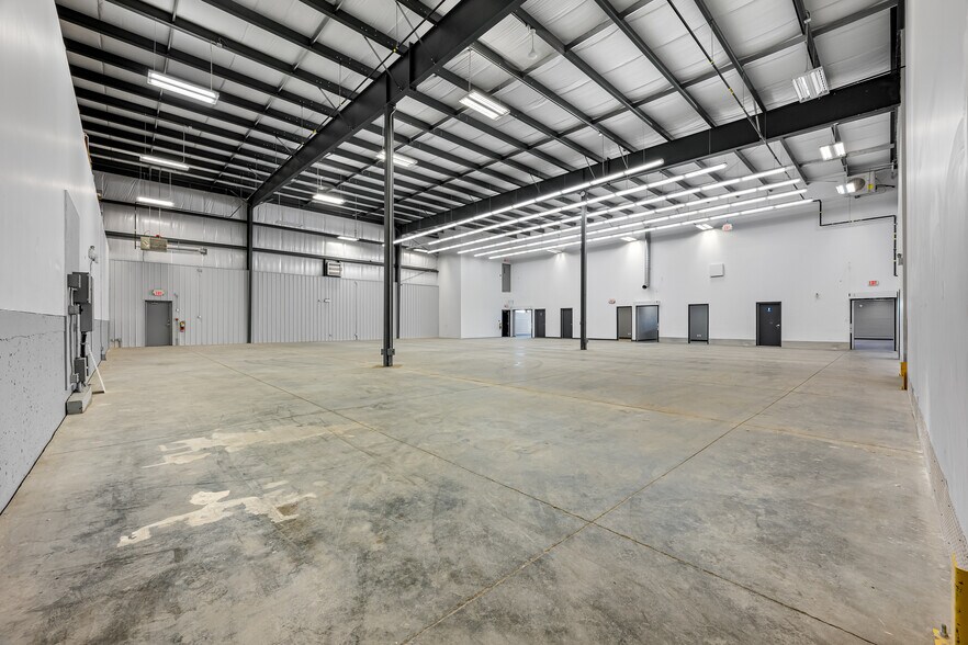 More Photos Of 5267 67 Av, Lloydminster Warehouse For Lease