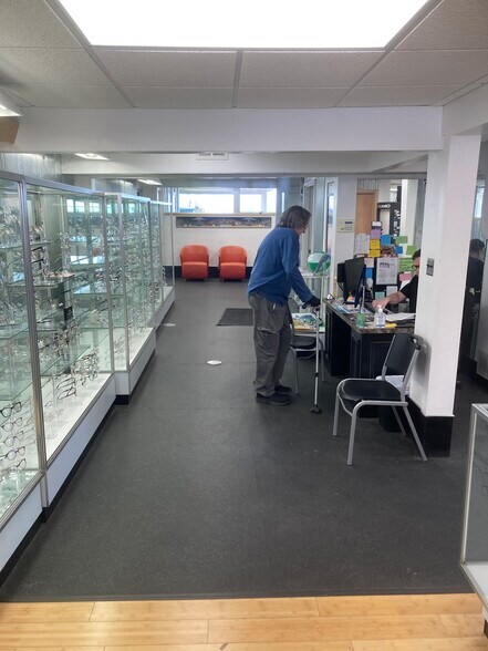 More Photos Of 935 S Iowa St, Lawrence Office For Lease