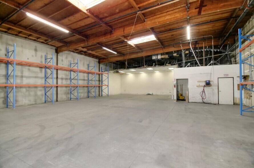 More Photos Of 8535 Morrison Creek Rd, Sacramento Showroom For Lease