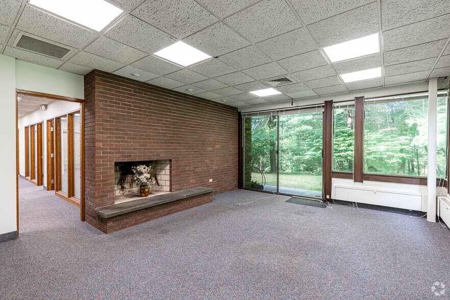 More Photos Of 35 Tower Ln, Avon Medical For Lease