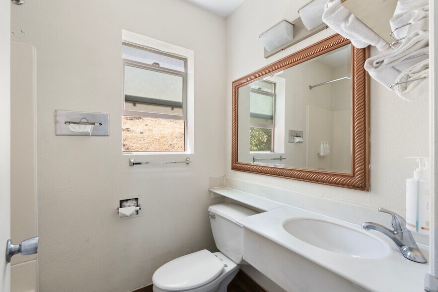 More Photos Of 430 E Route 66, Williams Hotel For Sale