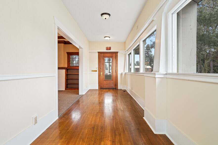 More Photos Of 2814 S Grand Blvd, Spokane Office For Lease