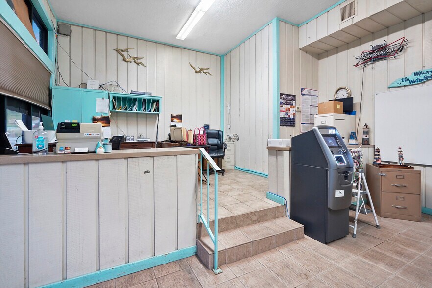 More Photos Of 371 Navaho Trl, Onalaska Restaurant For Lease