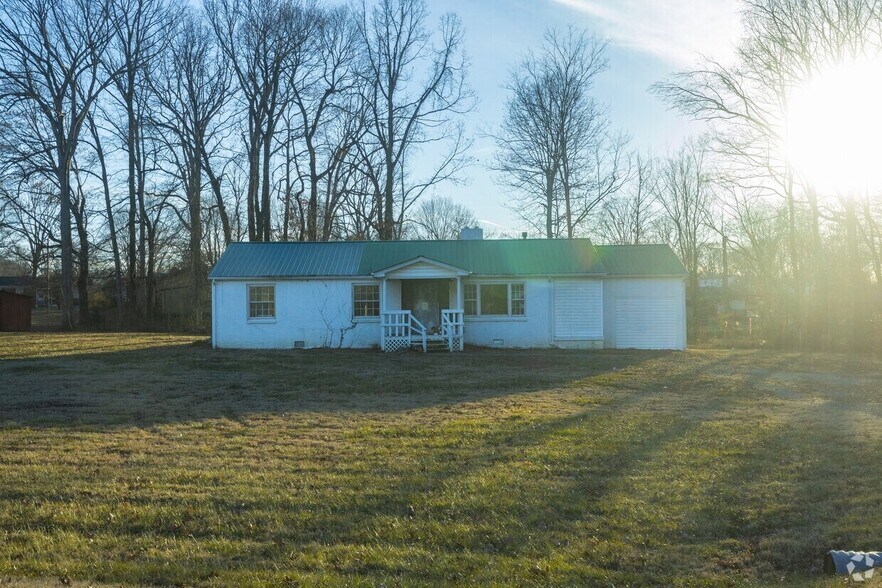 Primary Photo Of 2046 U.S. 41 S, Greenbrier Office For Lease