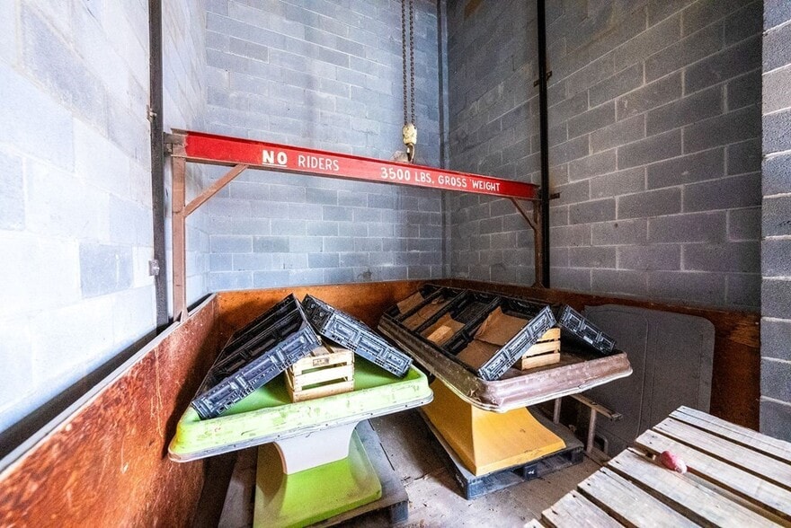 More Photos Of 1100 Water St, Kerrville Warehouse For Sale