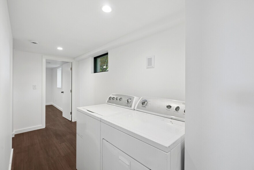 More Photos Of 2105 SE Ochoco St, Portland Office For Sale