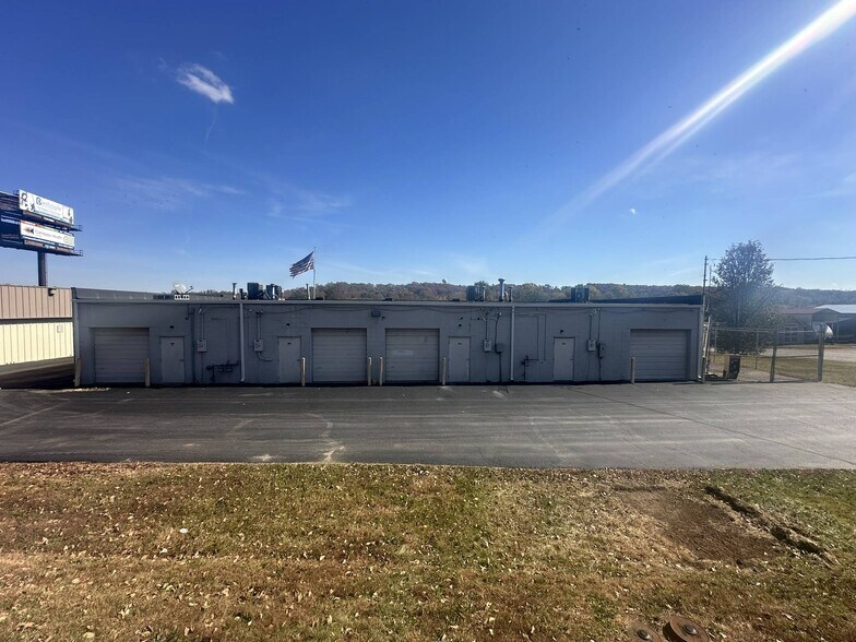 More Photos Of 7141 Metropolitan Blvd, Barnhart Storefront For Lease