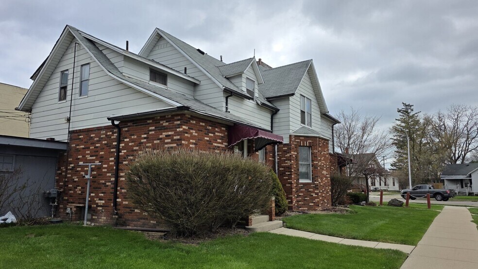More Photos Of 247 Northbound Gratiot Ave, Mount Clemens Apartments For Sale