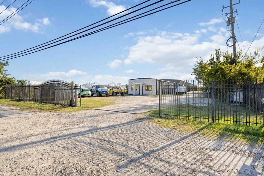 More Photos Of 9740 Sheldon Rd, Houston Industrial For Sale