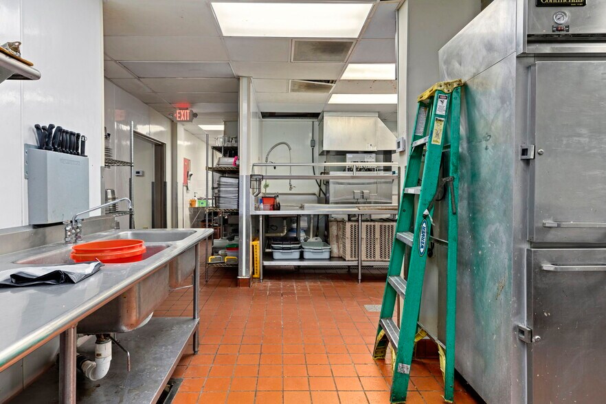 More Photos Of 250 Conicville Rd, Mount Jackson Hotel For Lease