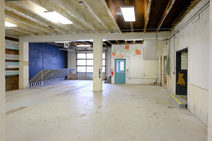 More Photos Of 408 W Main St, Benton Harbor Freestanding For Lease