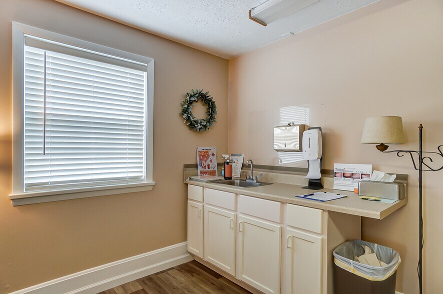 More Photos Of 1010-1090 N Market St, Troy Medical For Lease