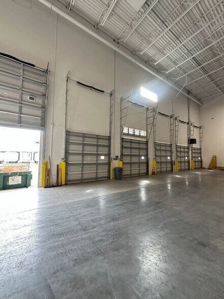 More Photos Of 8404 NW 90th St, Miami Warehouse For Lease