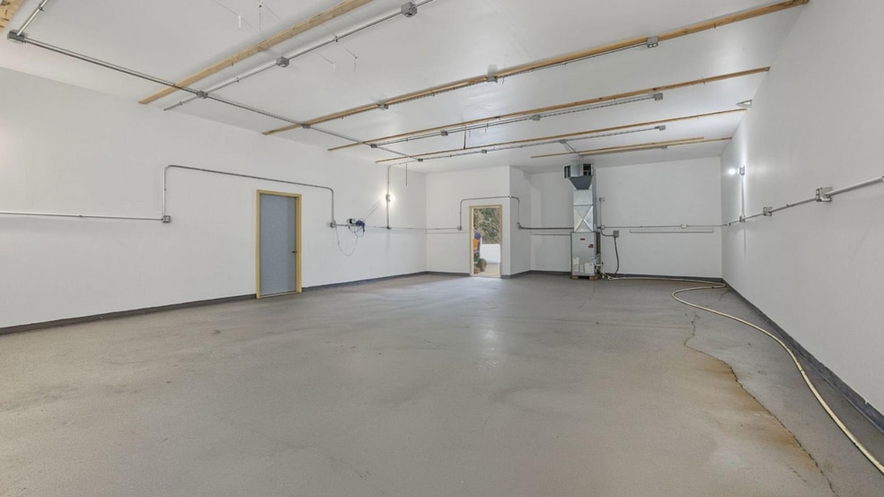 More Photos Of 3905 32nd St, Port Huron Showroom For Sale