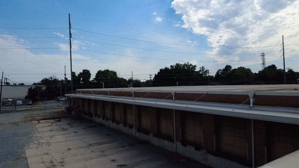 More Photos Of 900-920 W Fairfield Rd, High Point Warehouse For Lease